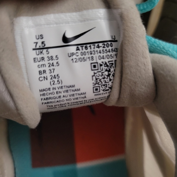 Nike Women's Air Max 270 React "Light Beige/Chalk" size 7.5 - Picture 10 of 14